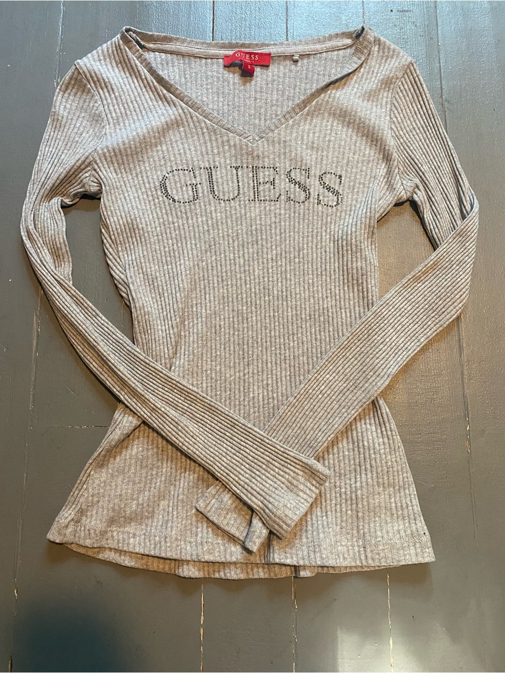 GUESS y2k gray long sleeve ribbed v-neck with gemstone logo